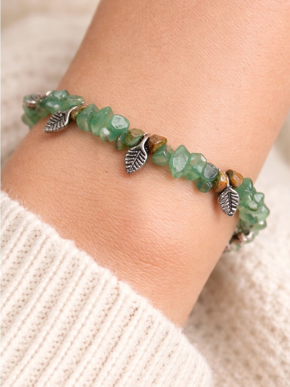 Trendy bracelet with aventurine and silver leaves